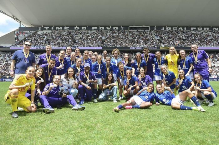 Jogadoras do Cruzeiro e comissão técnica comemoraram vice da Supercopa