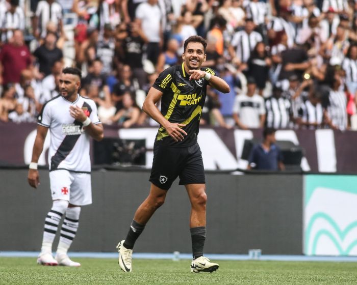 Eduardo comemora o golaço que abriu o placar no clássico entre Botafogo e Vasco