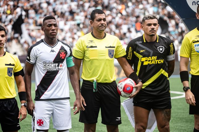 Léo é capitão do Vasco na ausência de Medel