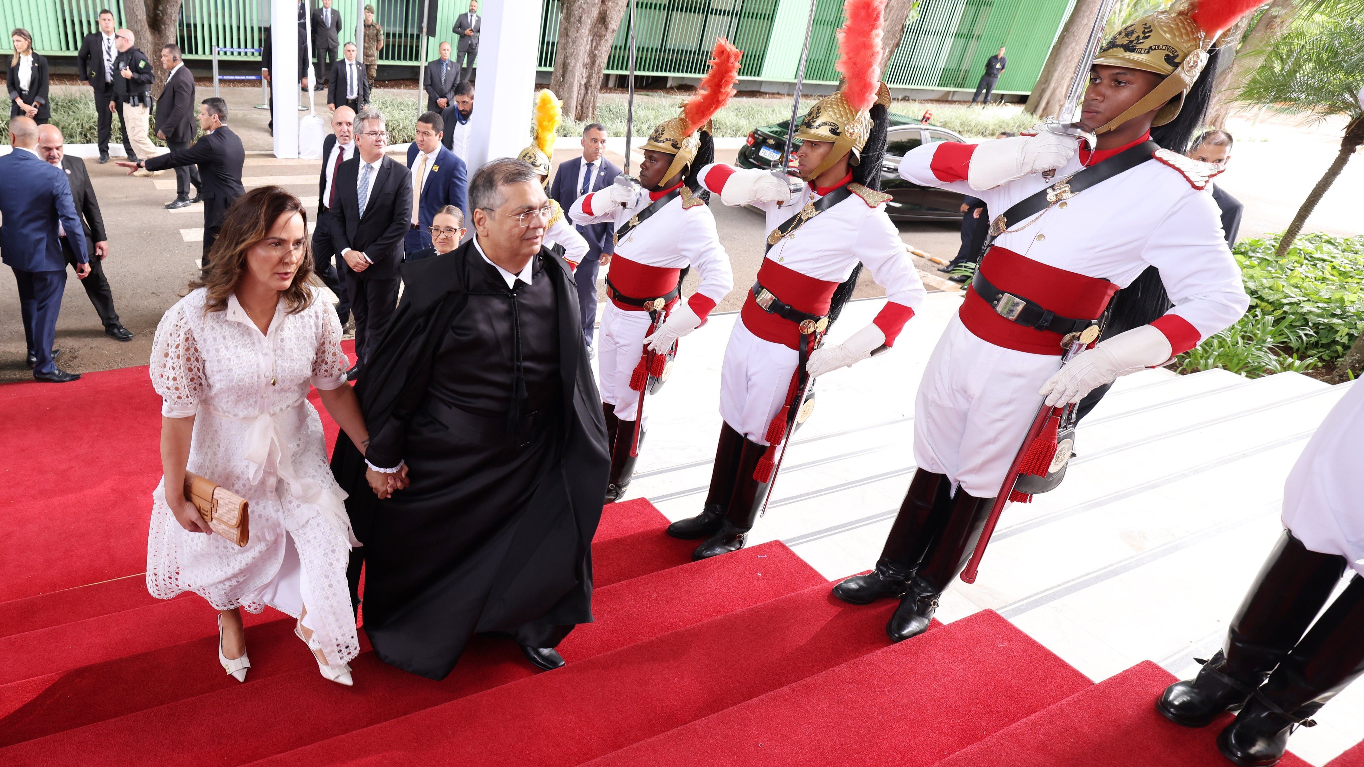 É falso que Flávio Dino vestiu toga e teve guarda presidencial em casamento