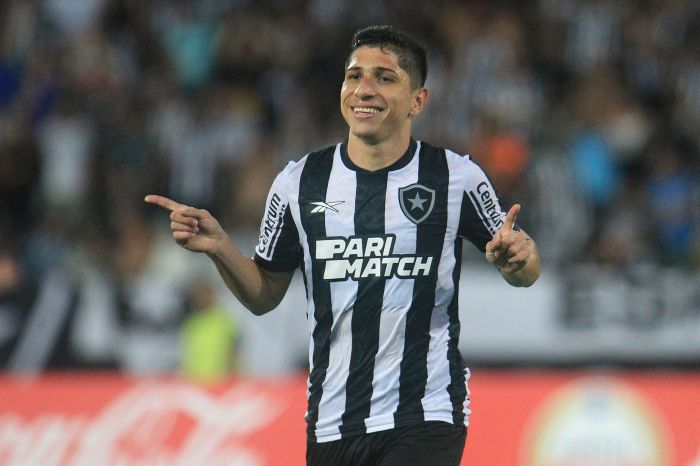 Savarino marcou um golaço no Nilton Santos, pela Libertadores, contra o Aurora