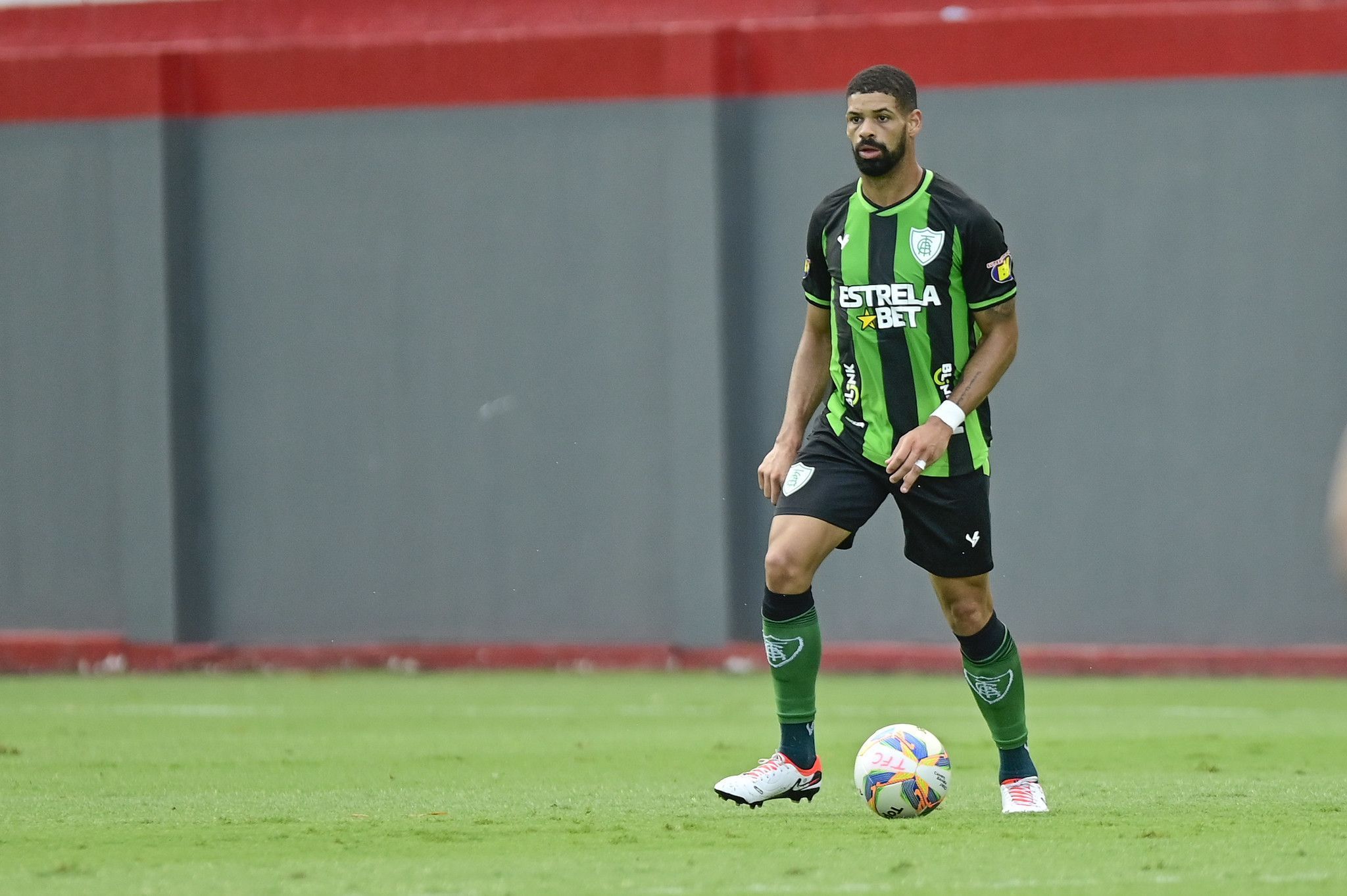 Zagueiro do América recebe proposta de rival do Campeonato Mineiro; veja detalhes