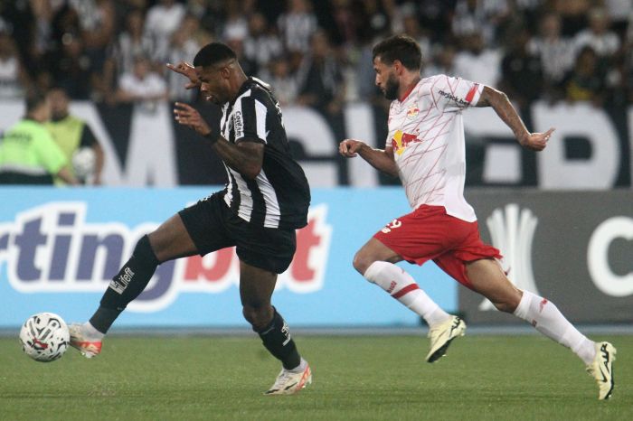 Júnior Santos em ação na fase preliminar da Libertadores entre Botafogo e Bragantino