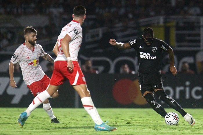 Eduardo Sasha e Thiago Borbas, do Bragantino, pressionam a saída de bola do Botafogo, com Alexander Barboza