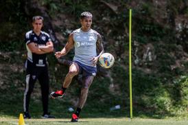 Zaracho trabalha com bola na Cidade do Galo