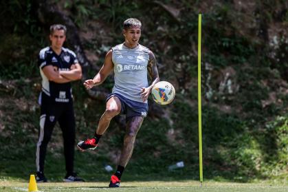 Zaracho trabalha com bola na Cidade do Galo