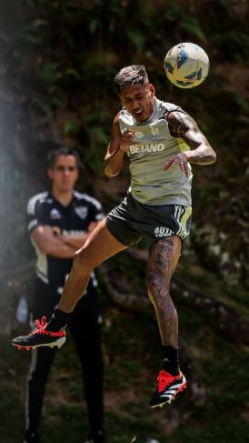Zaracho trabalha com bola na Cidade do Galo
