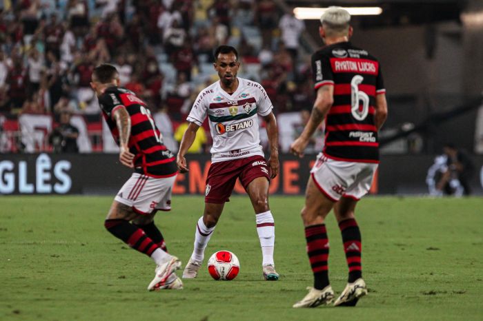 Lima, do Fluminense, entre marcadores do Flamengo em clássico pelo Campeonato Carioca