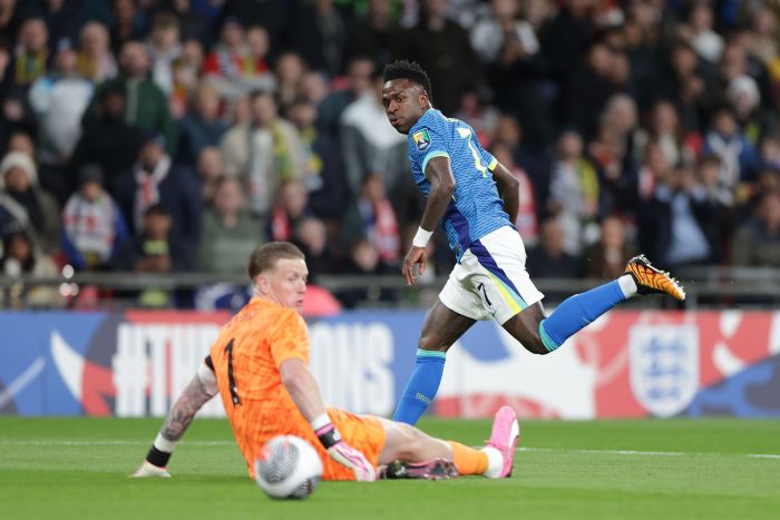 A finalização de Vini Jr superou o goleiro Pickford, mas parou nos pés de Walker, da Inglaterra