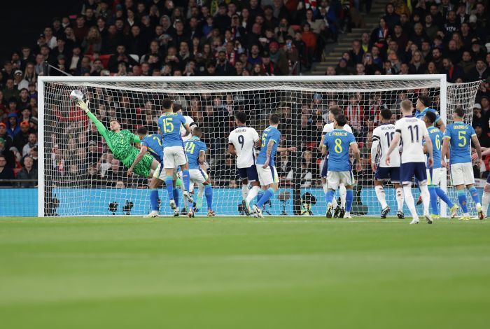 O chute de Lucas Paquetá levou muito perigo ao gol de Pickford, da Inglaterra