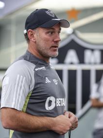 Milito comanda primeiro treino pelo Atlético