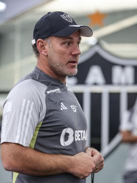 Milito comanda primeiro treino pelo Atlético