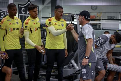 Milito comanda primeiro treino pelo Atlético
