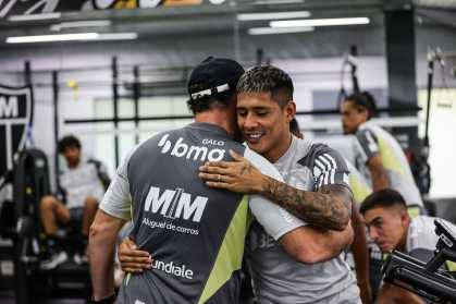 Milito comanda primeiro treino pelo Atlético