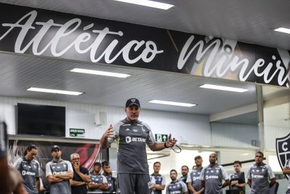Milito comanda primeiro treino pelo Atlético