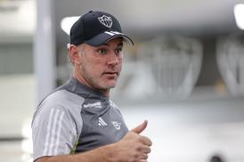 Milito comanda primeiro treino pelo Atlético