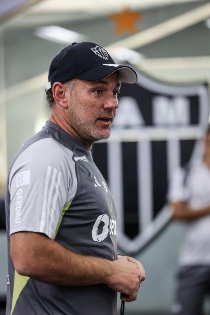 Milito comanda primeiro treino pelo Atlético