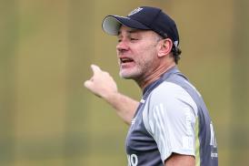 Milito comanda primeiro treino pelo Atlético