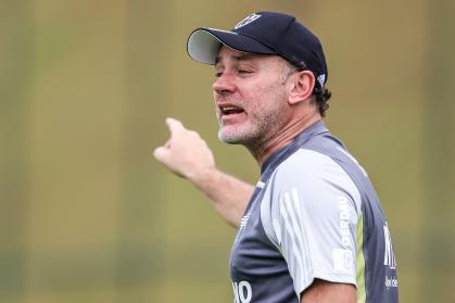 Milito comanda primeiro treino pelo Atlético