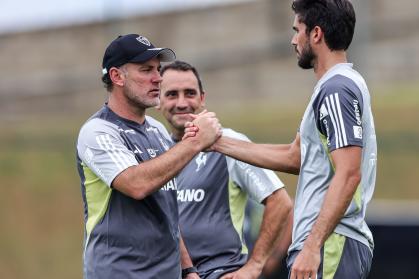 Milito comanda primeiro treino pelo Atlético