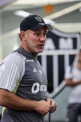 Milito comanda primeiro treino pelo Atlético