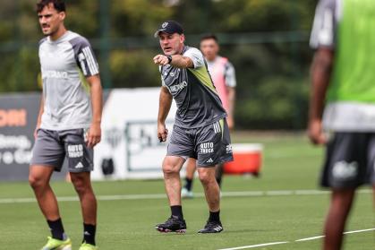 Milito comanda primeiro treino pelo Atlético