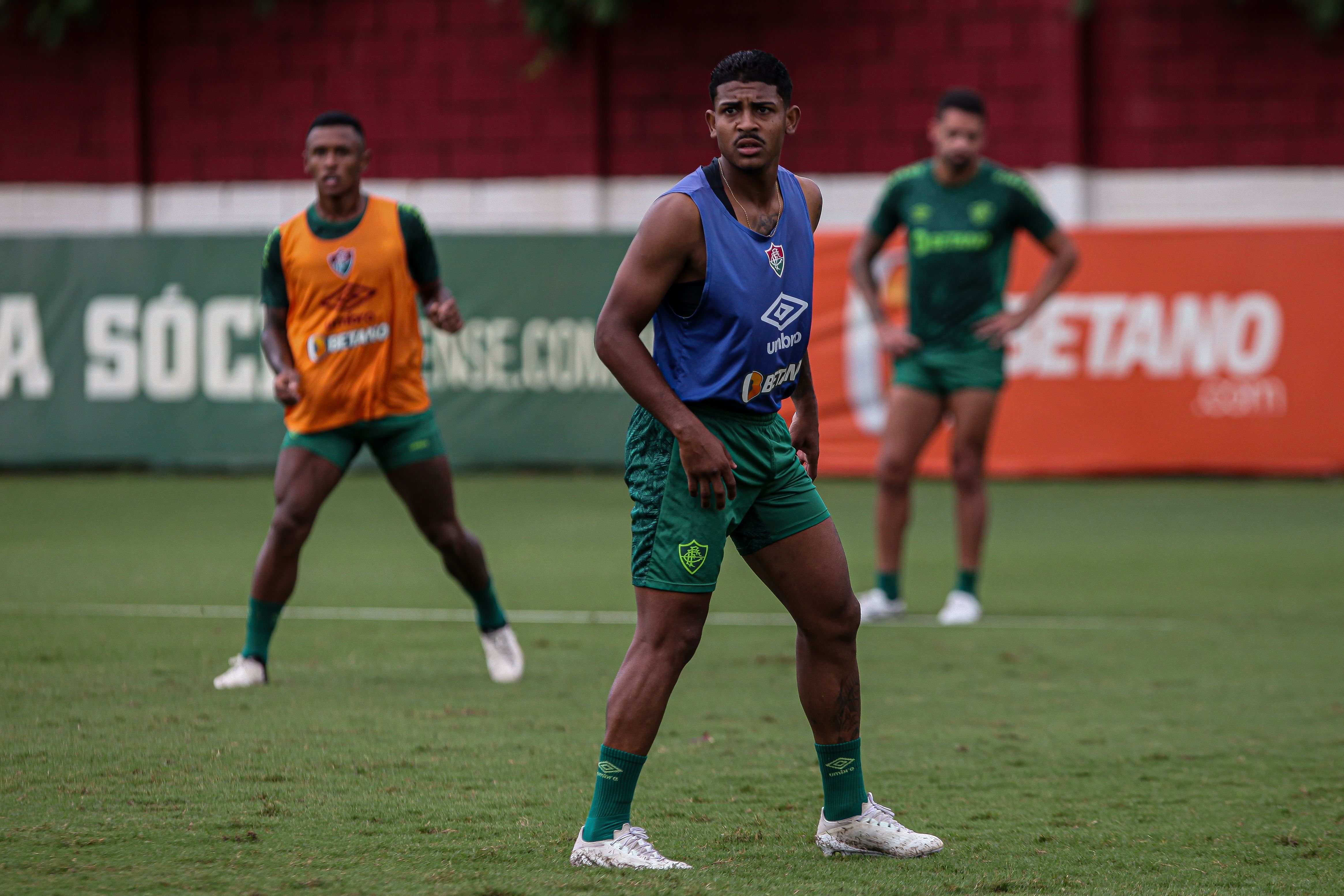 Fluminense encaminha empréstimo de John Kennedy para time mexicano