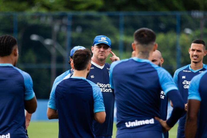 Rogério Ceni inicia o Brasileiro sob pressão após a perda do Baiano para o Vitória Rogério Ceni inicia o Brasileiro sob pressão após a perda do Baiano para o Vitória