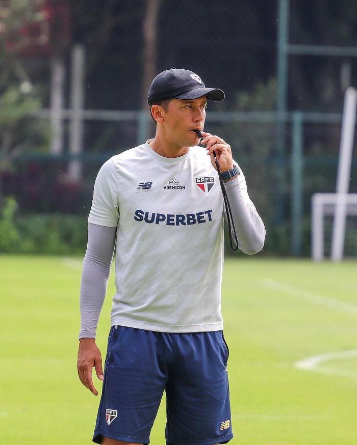 Thiago Carpini começa Brasileirão pressionado no São Paulo Thiago Carpini começa Brasileirão pressionado no São Paulo