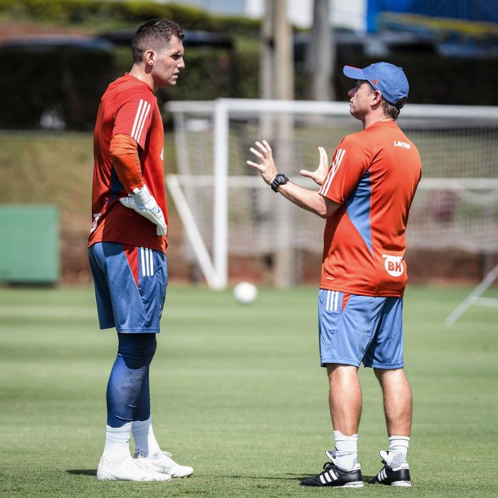 Técnico Fernando Seabra durante conversa com goleiro Rafael Cabral Técnico Fernando Seabra durante conversa com goleiro Rafael Cabral