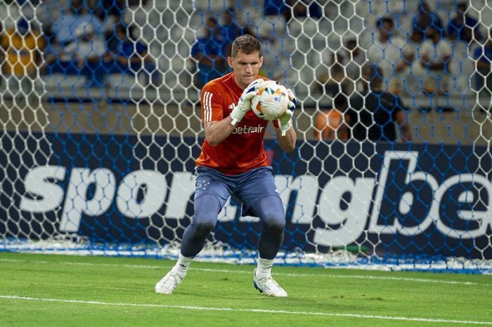 Rafael Cabral, então goleiro do Cruzeiro, no aquecimento para a partida contra o Alianza