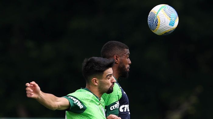 Flaco López, atacante do Palmeiras, disputa bola em treino