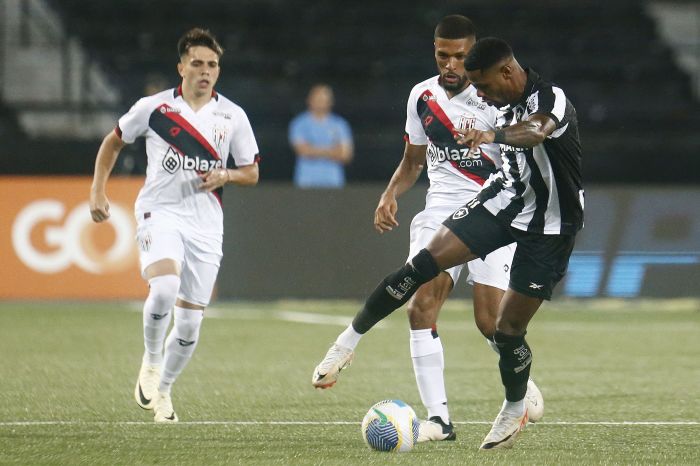 Júnior Santos, do Botafogo, encara a marcação do Atlético-GO, no Nilton Santos
