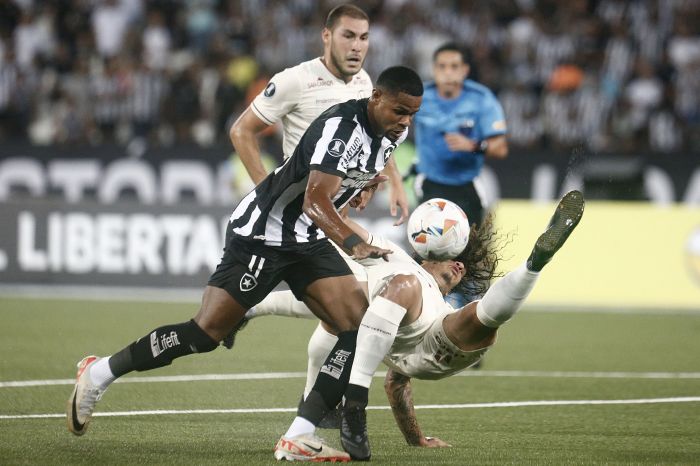 Júnior Santos, do Botafogo, encara a marcação do Universitario-PER