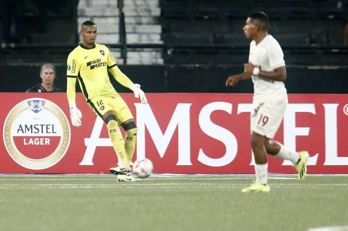 Botafogo: John foi muito acionado com os pés diante do Universitario-PER, no Nilton Santos