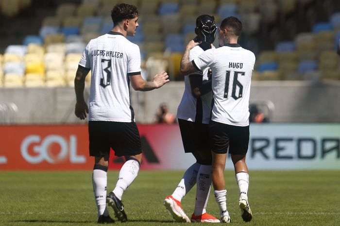 Luiz Henrique, de máscara do Pantera Negra, no clássico entre Botafogo e Flamengo