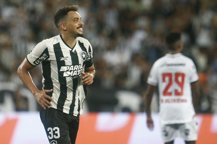 Eduardo ao marcar o gol do Botafogo contra o Vitória, no Nilton Santos, pela Copa do Brasil