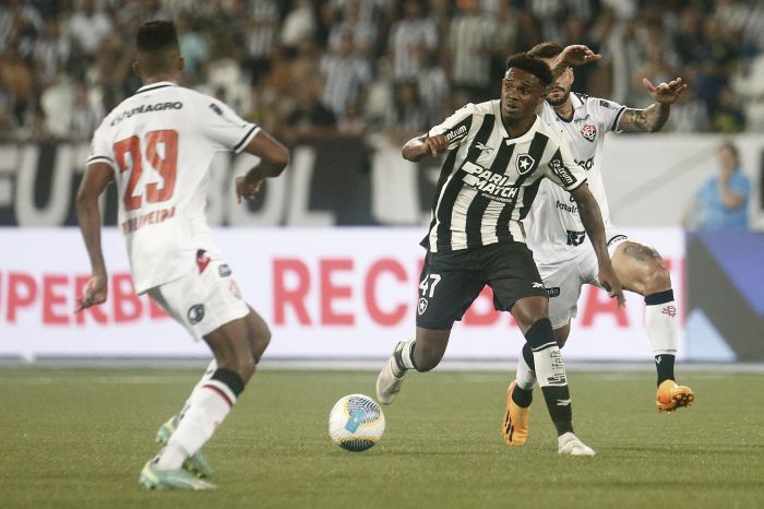 Jeffinho em ação contra o Vitória, no Nilton Santos, pela Copa do Brasil