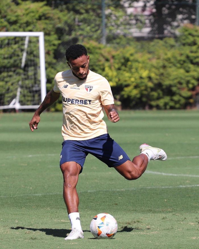 Welington em treino do São Paulo antes de jogo com Cobresal, no Chile