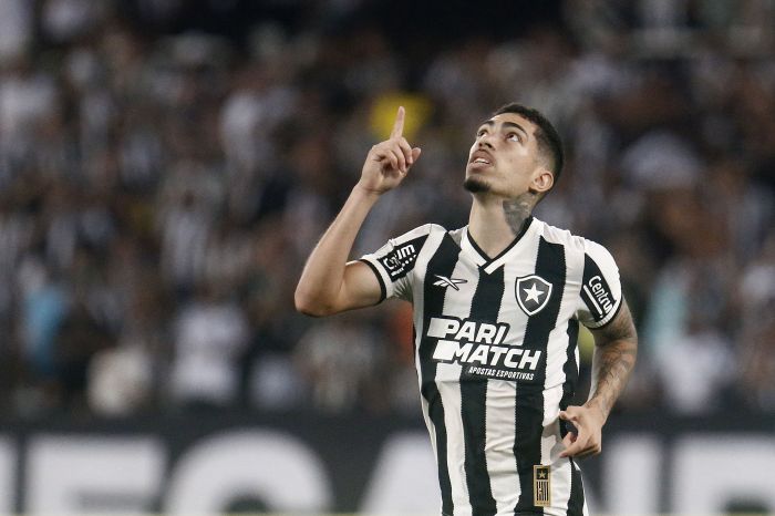 Hugo comemora o gol marcado na partida entre Botafogo e LDU, no Nilton Santos, pela Libertadores