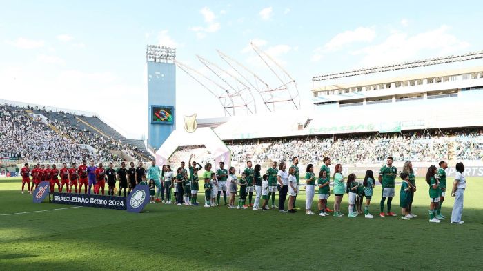 Palmeiras e Athletico perfilados na Arena Barueri Palmeiras e Athletico perfilados na Arena Barueri
