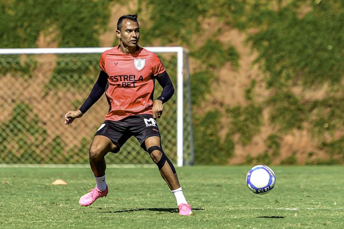 Vinícius, atacante do América, em treino no CT Lanna Drumond