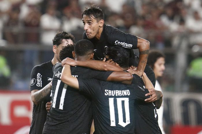Jogadores do Botafogo comemoram o gol marcado contra o Universitario, em Lima, no Peru