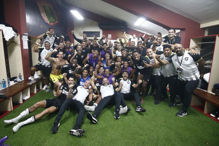 Grupo do Botafogo comemorando a vitória sobre o Universitario, em Lima, pela Libertadores