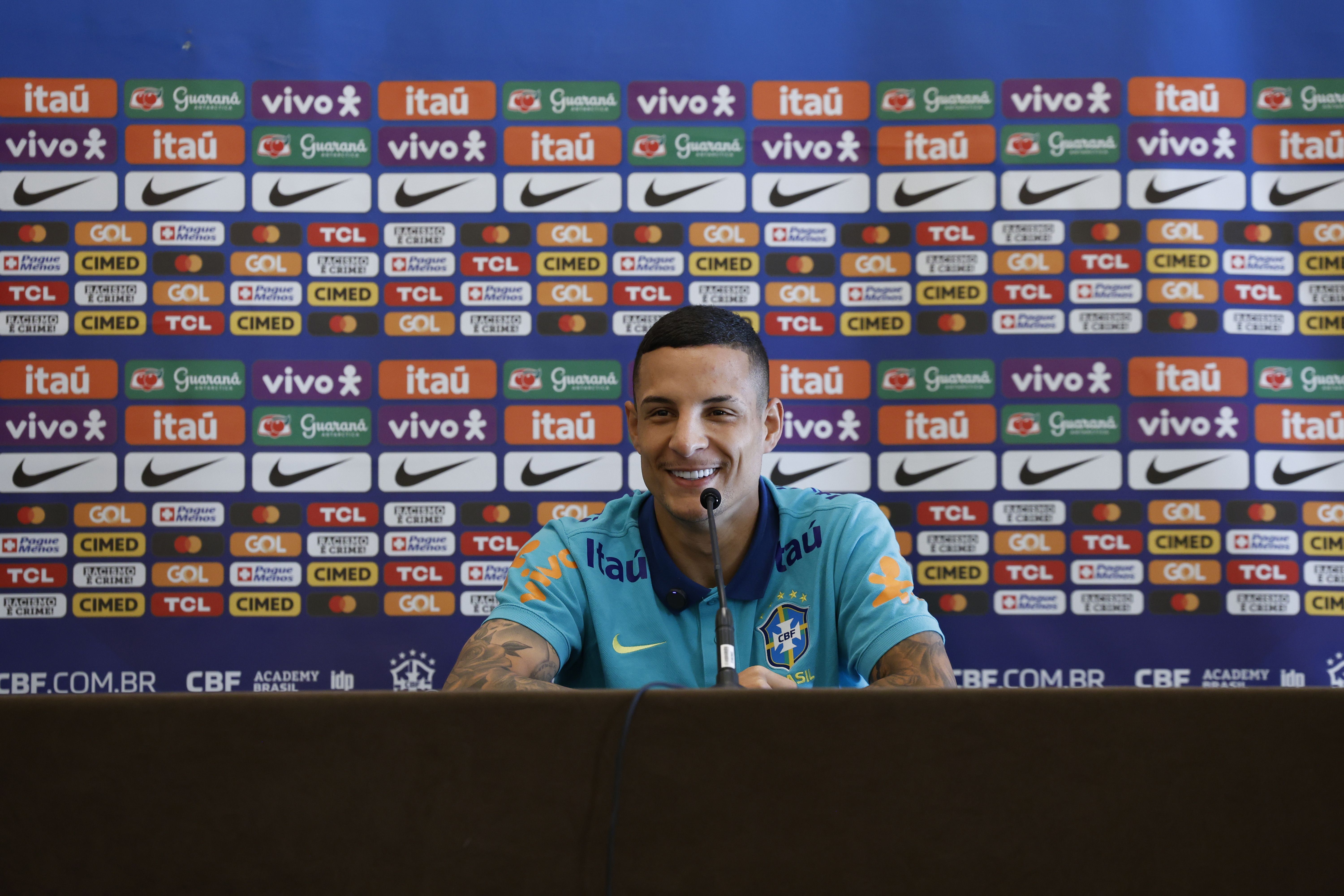 Guilherme Arana, do Atlético, é novamente convocado para a Seleção Brasileira