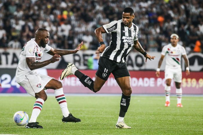 Botafogo, de Júnior Santos, pressionou o Fluminense no primeiro tempo do clássico pelo Brasileirão