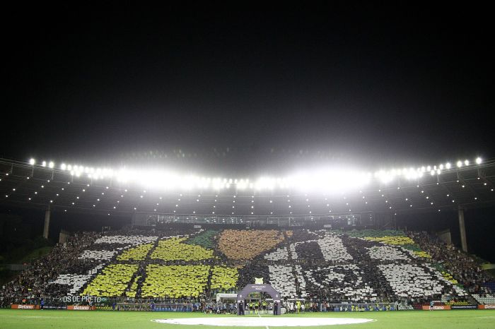 Torcida do Botafogo montou um mosaico para a entrada dos jogadores em Cariacica