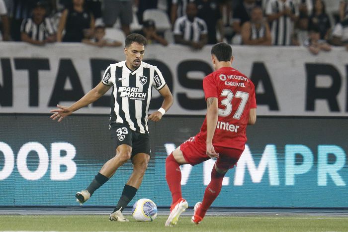 Eduardo, do Botafogo, e Esquivel, do Athletico, em disputa no Nilton Santos