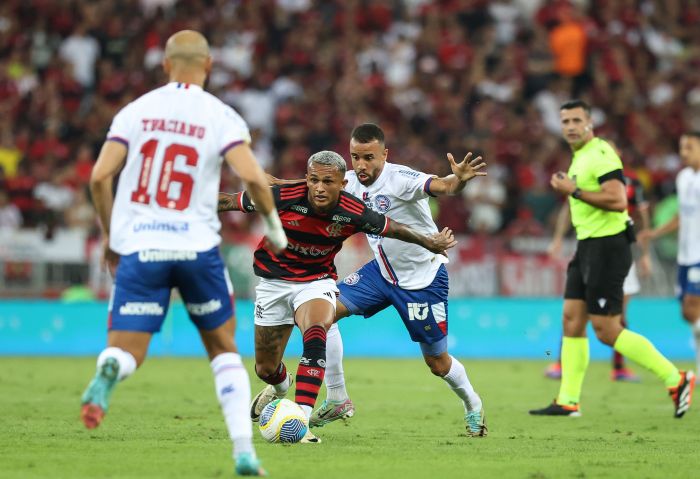 Wesley, do Flamengo, em disputa de bola com Caio Alexandre, do Bahia