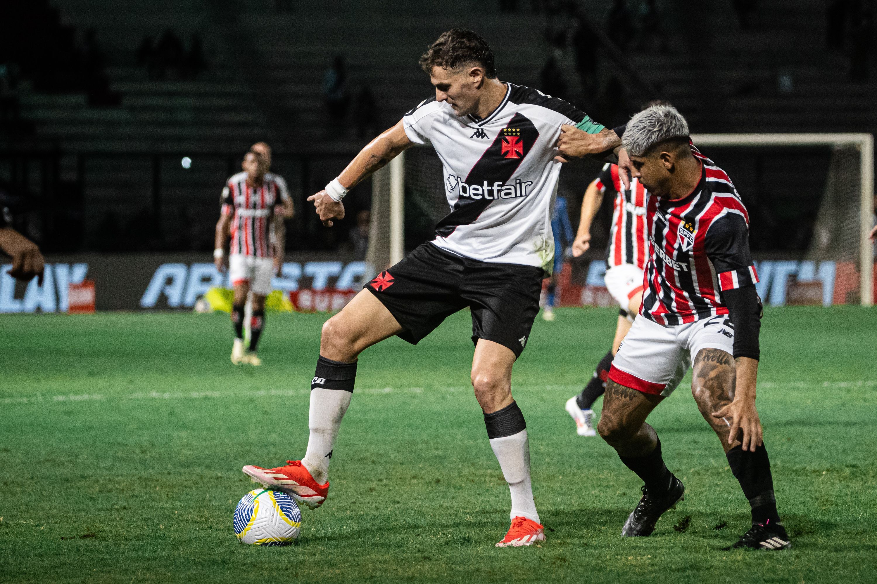 Em busca de reação no Brasileiro, Vasco precisa quebrar tabu contra o São Paulo
